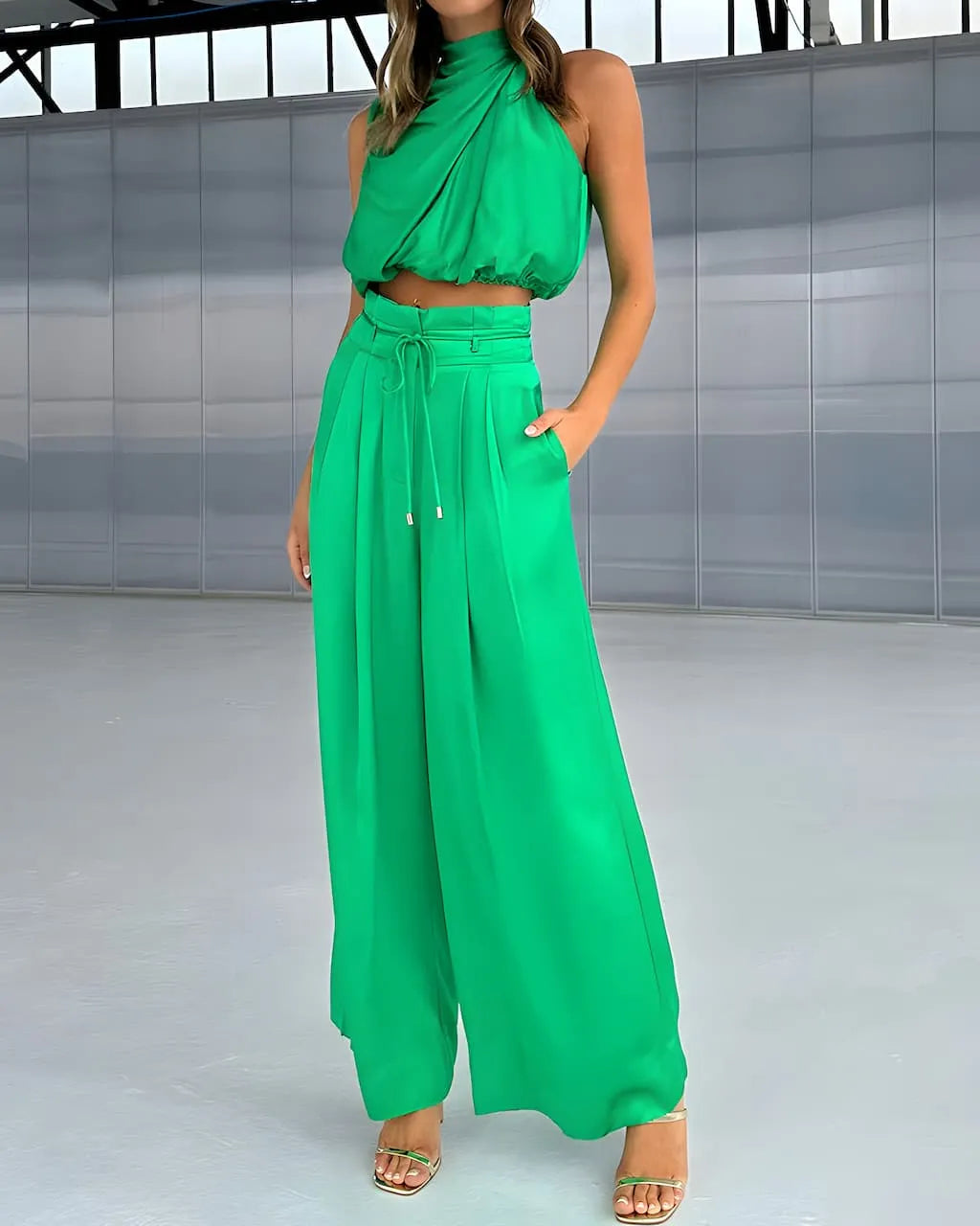 Amariqueâ„¢ - Unifarbenes Oberteil mit Neckholder-Ausschnitt und Hose mit weitem Bein
