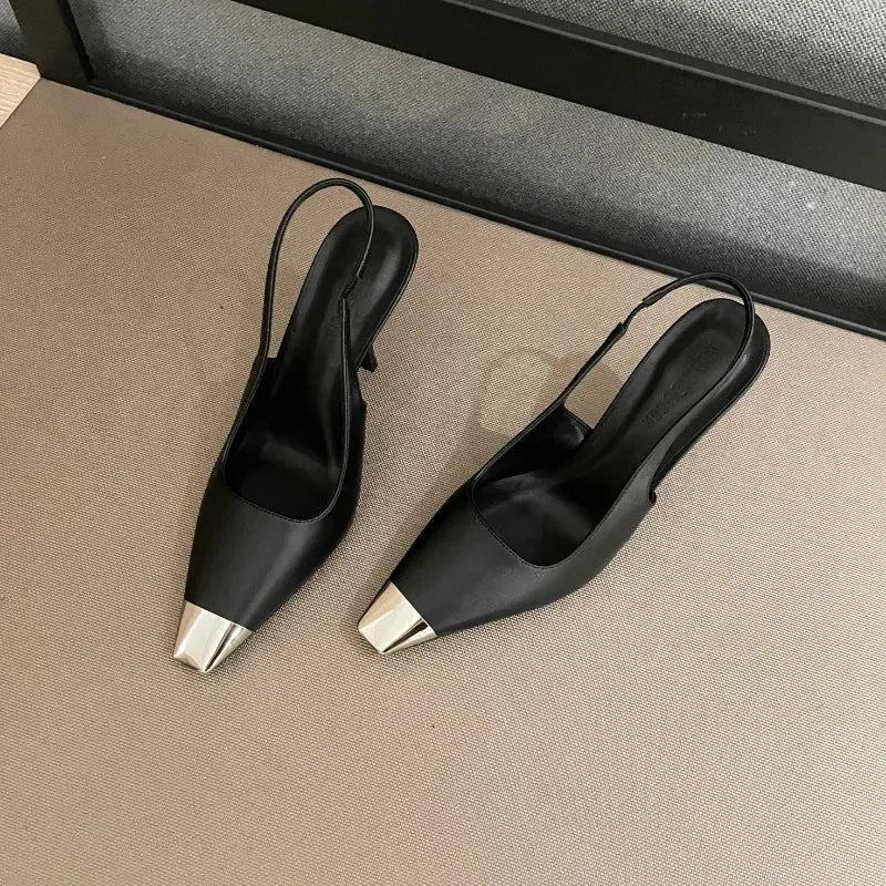FEMKE | Slingback Hakken Van Patentleer Met Metalen Neus â€“ Elegant, Gedurfd, Verfijnd