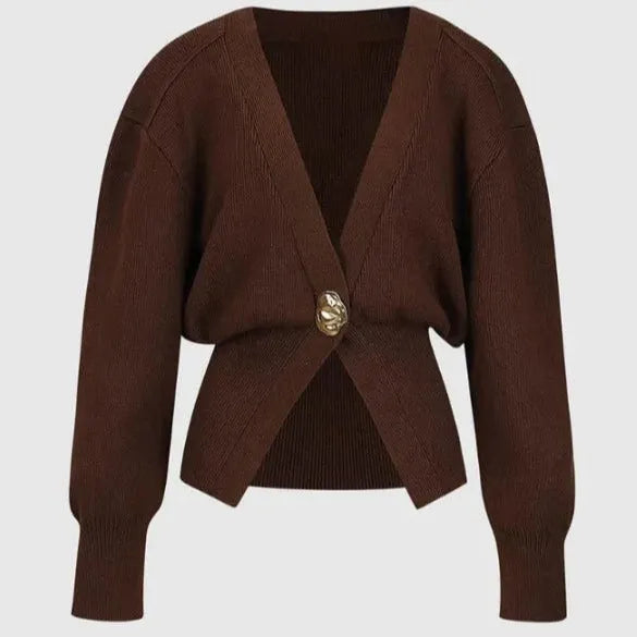 ROMANE | Gebreid Damesvest Met Goudkleurige Knoop – Gestructureerd, Elegant & Verfijnd Voor Herfst & Winter