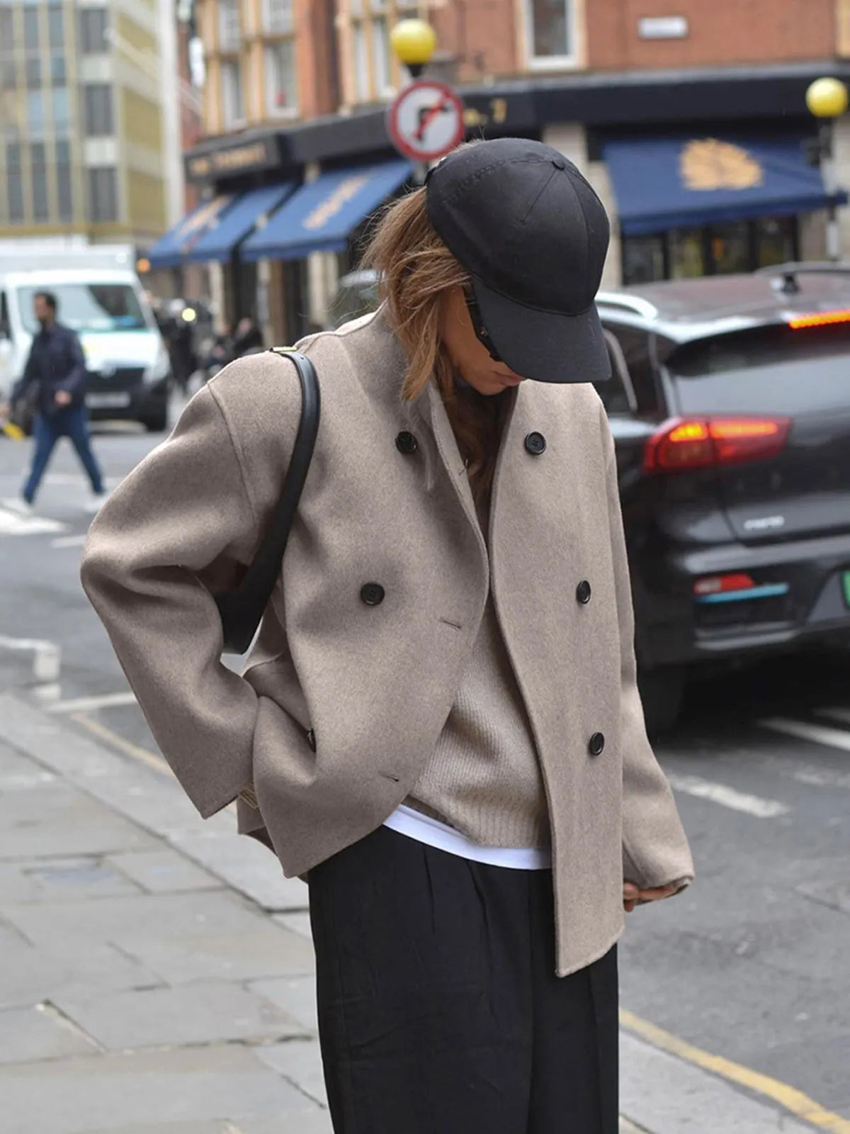 Damenjacke - beige kurze Wolljacke mit Stehkragen und Knopfverschluss