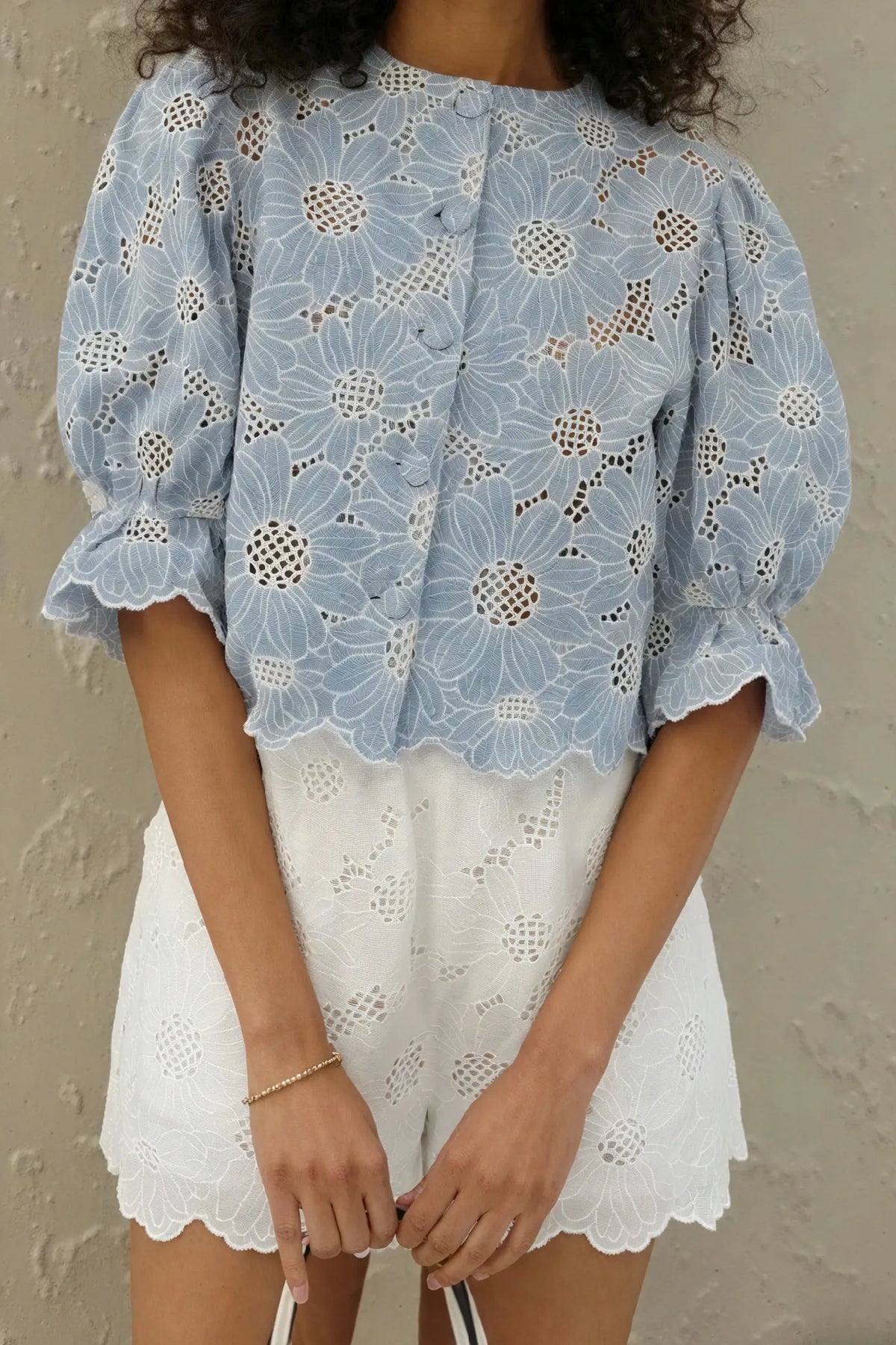 Blaues Blumen-Cut-Out Set – Top & Shorts
