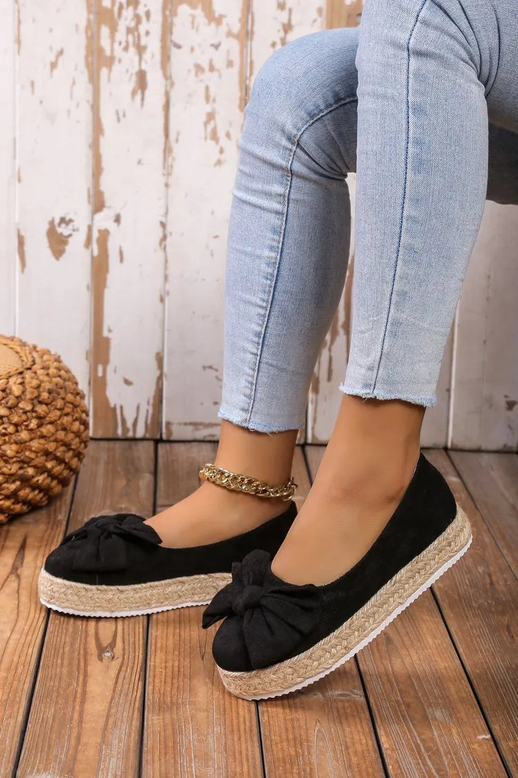 Platform shoes with a bow