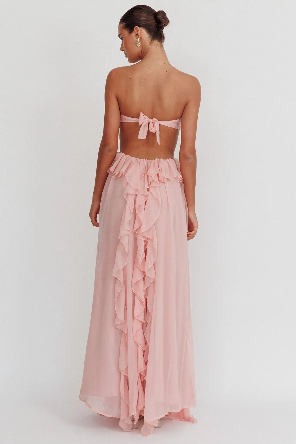 Trägerloses Kleid mit Cut-Out & Rüschendetail