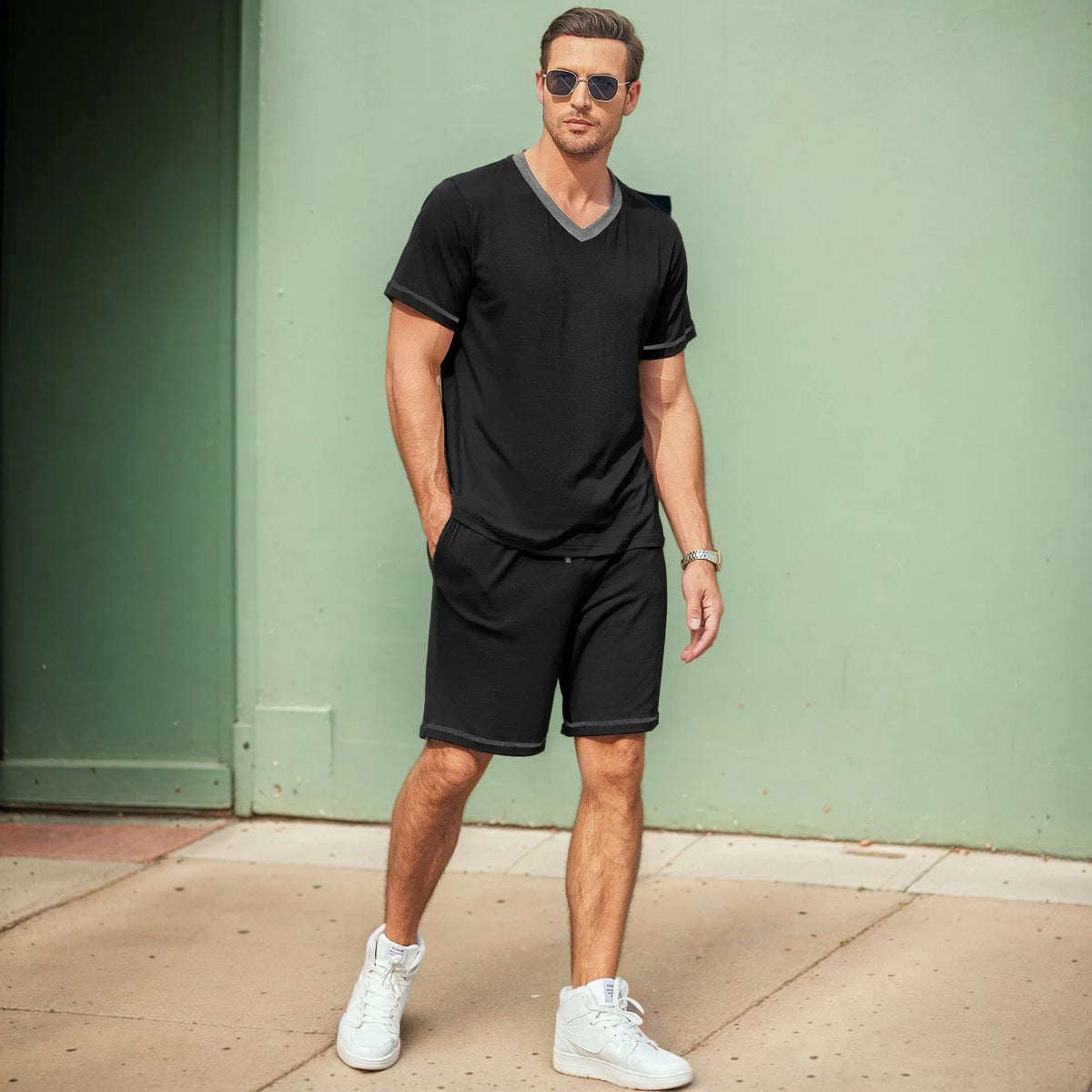 Herren lässiges Freizeit-Set aus atmungsaktivem Material mit modernem V-Ausschnitt