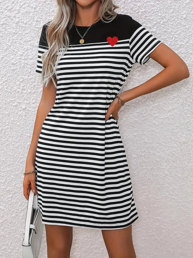Gestuftes Kleid mit Herz-Detail