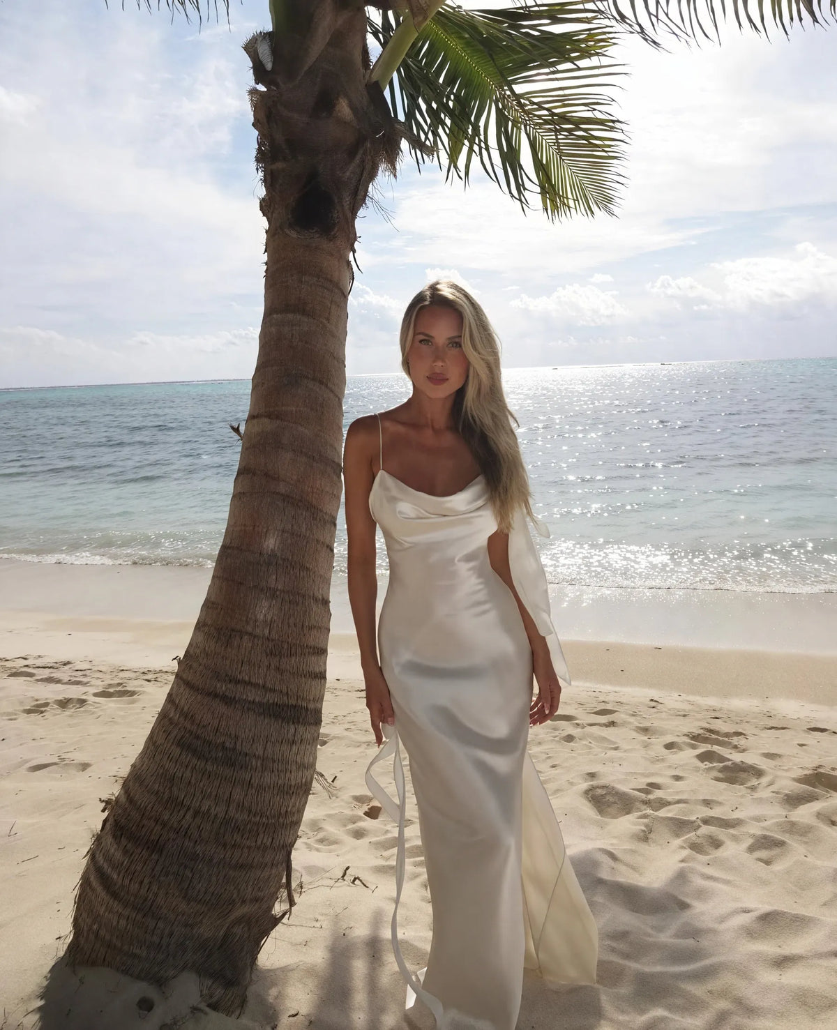 Satin Maxikleid – Wasserfallausschnitt, Spaghettiträger