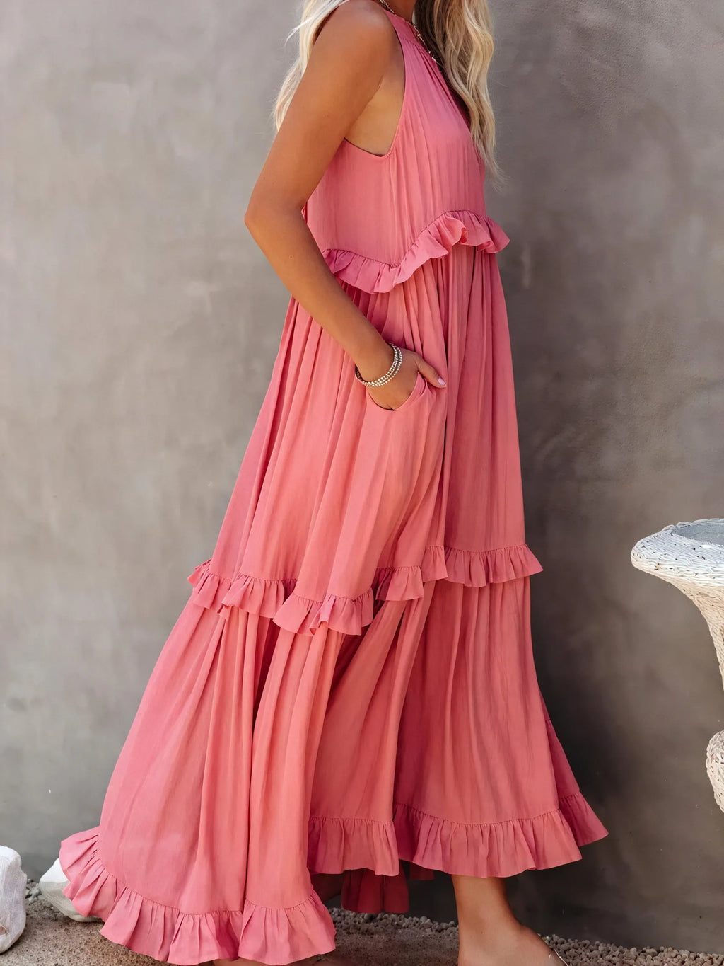 Fließendes Halter-Maxikleid mit zarten Rüschen