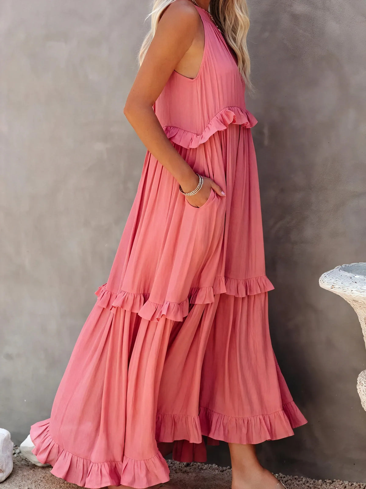 Fließendes Halter-Maxikleid mit zarten Rüschen
