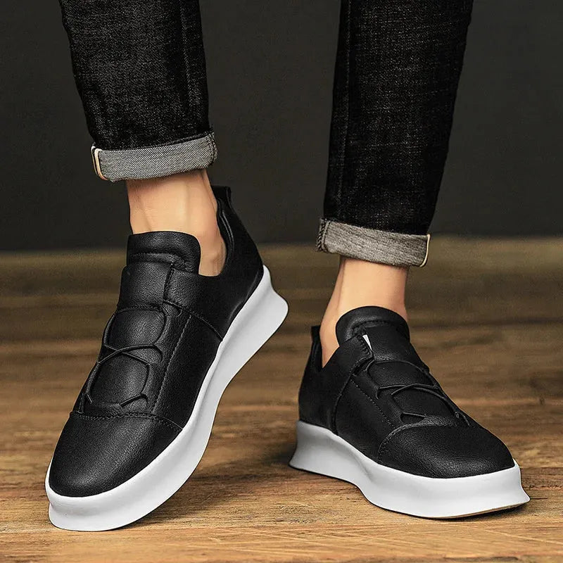Moderne Leder-Sneaker mit niedrigem Schaft