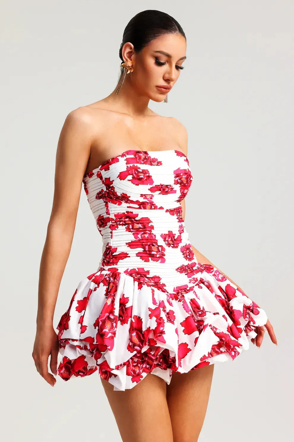 Trägerloses Blumenkleid – Strukturiertes Oberteil mit Volantrock