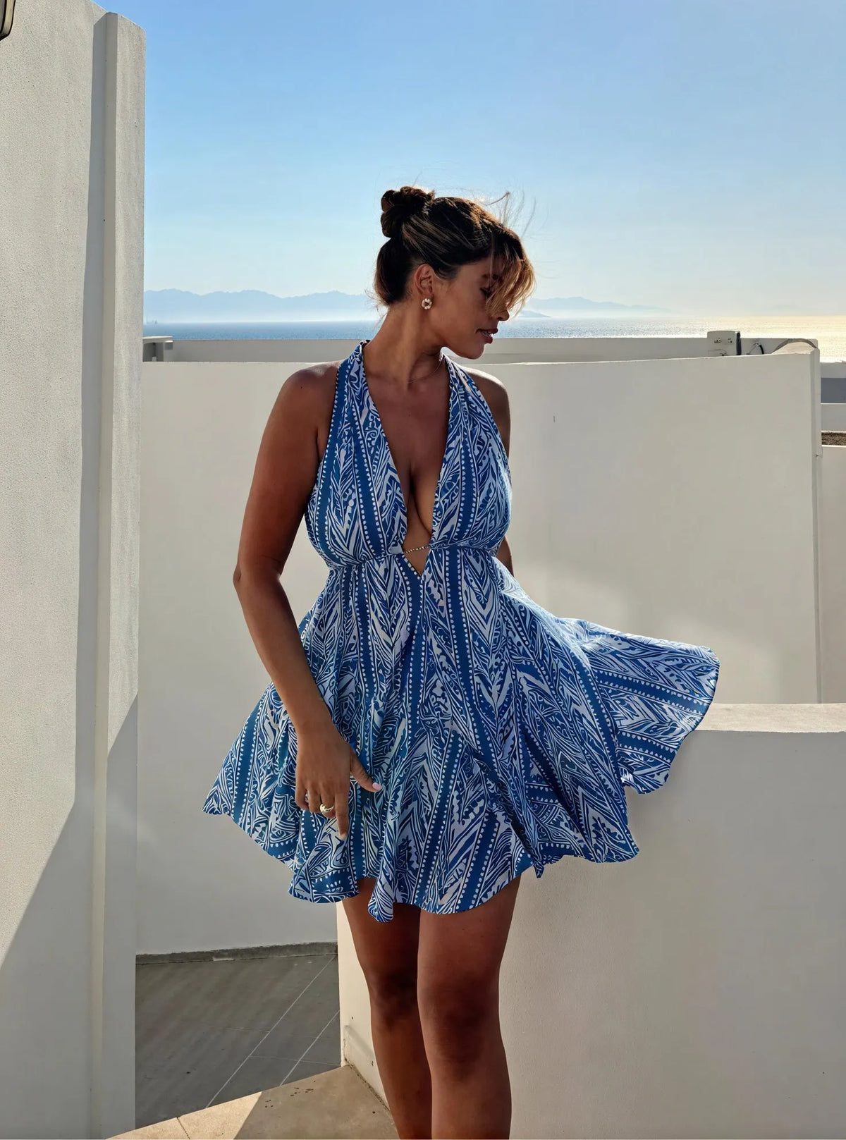 Fließendes Sommerkleid mit Neckholder