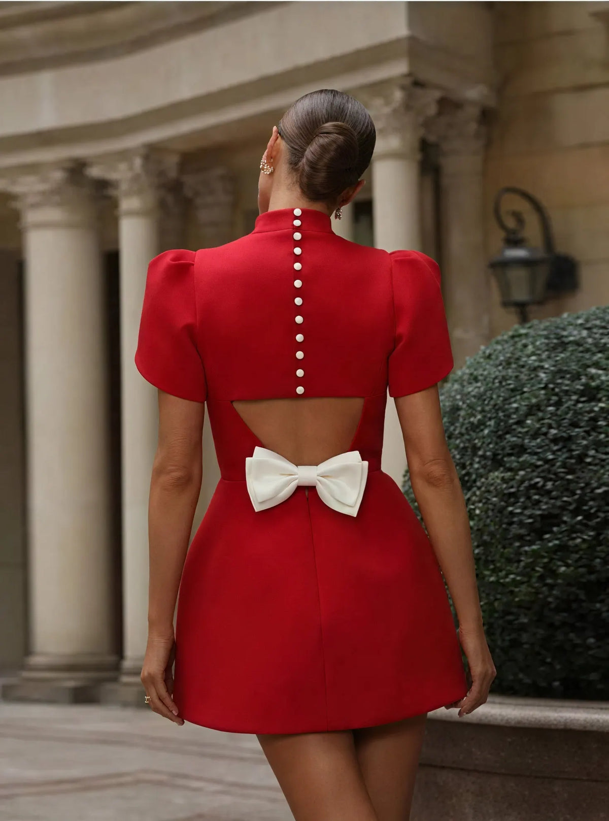 Figurbetontes Kleid mit modernem Minirock