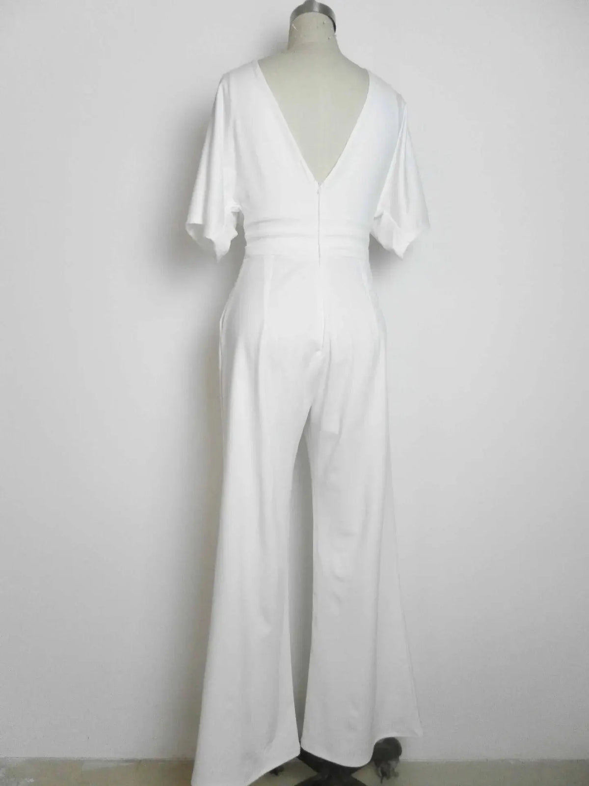 Eleganter Jumpsuit mit V-Ausschnitt