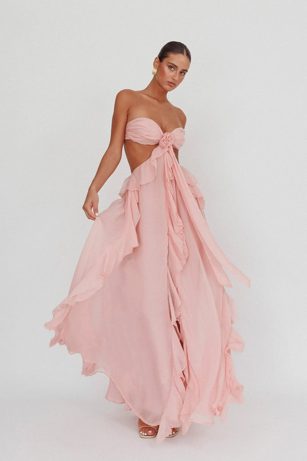Trägerloses Kleid mit Cut-Out & Rüschendetail