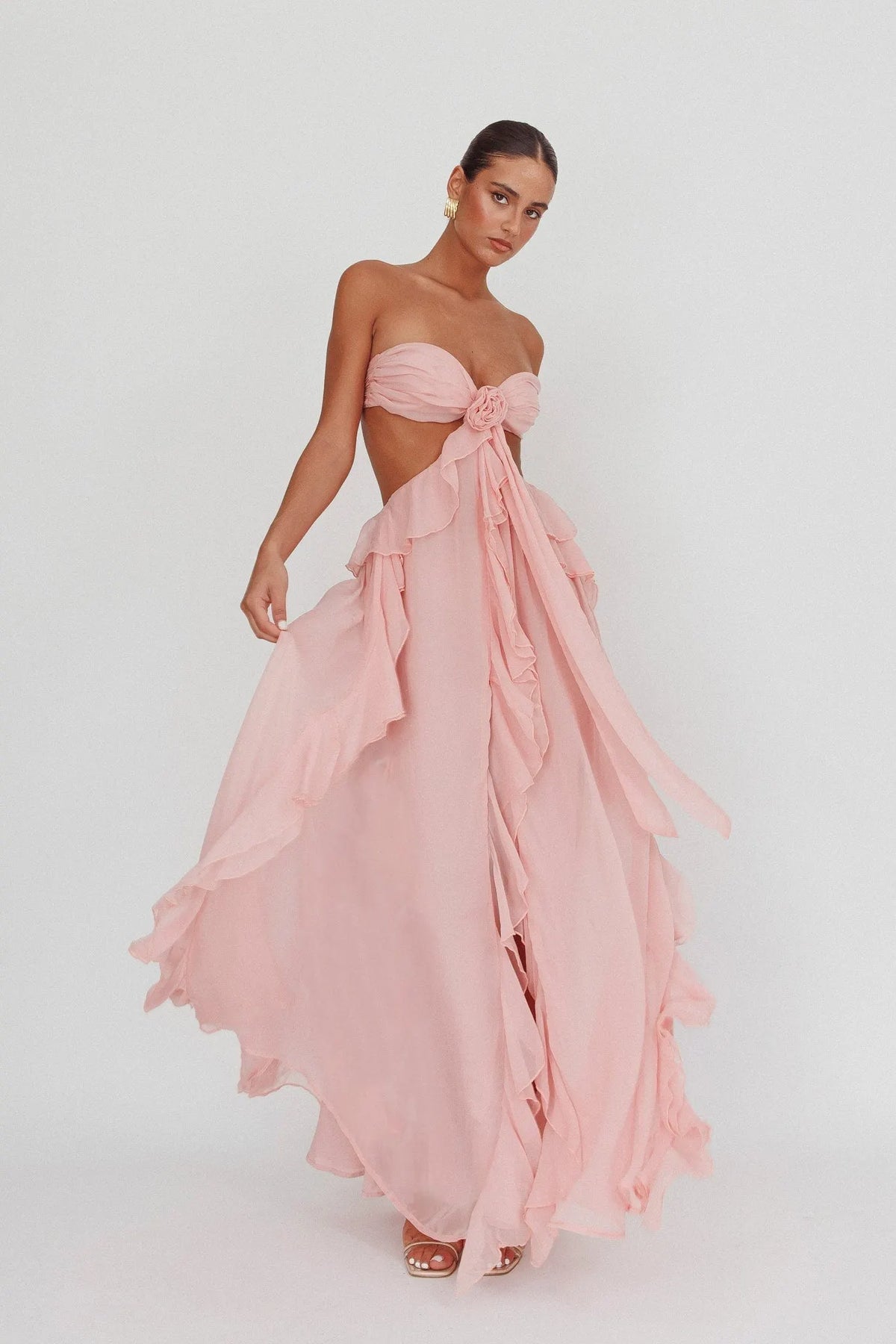 Trägerloses Kleid mit Cut-Out & Rüschendetail
