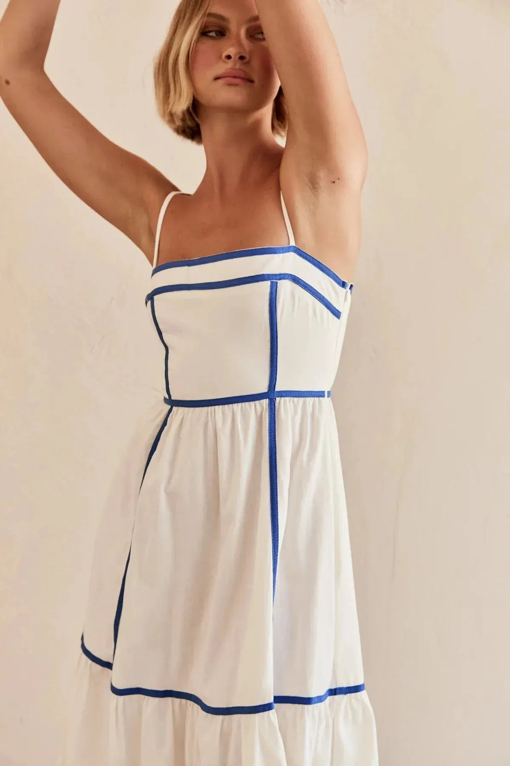 YVIE | Mouwloze Midi Jurk Met Contrastbiezen En Zwierige Rok – Licht, Elegant, Zomers
