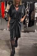Das dunkel glitzernde Leinenkleid