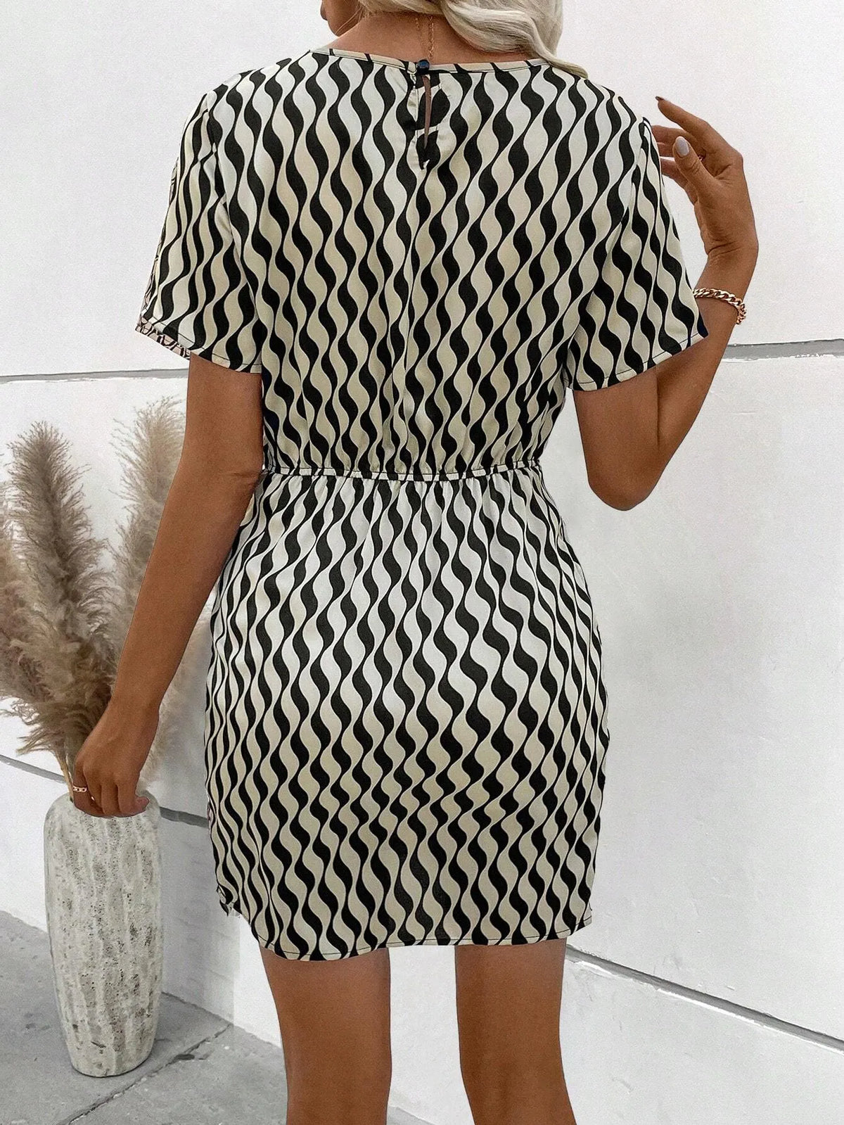 Vestido Curto Listrado Preto Rafa