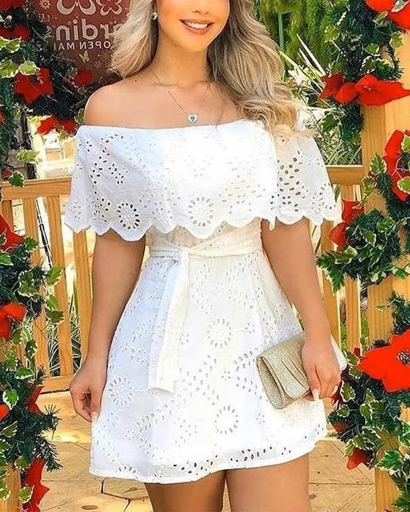 Robe courte blanche asymÃ©trique Ã  ceinture nouÃ©e