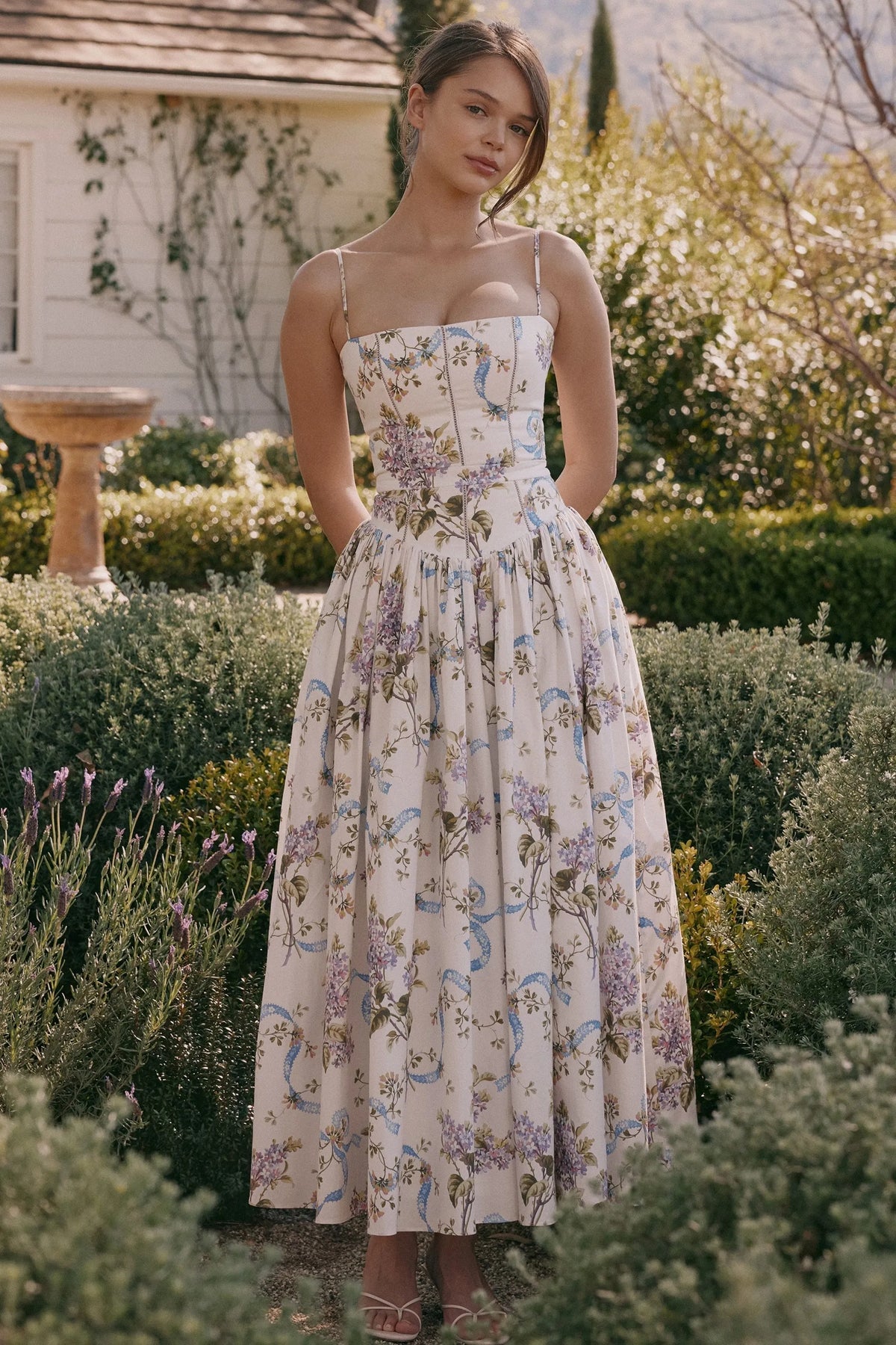 Romantisches Kleid mit floralem Muster und fließendem Rock