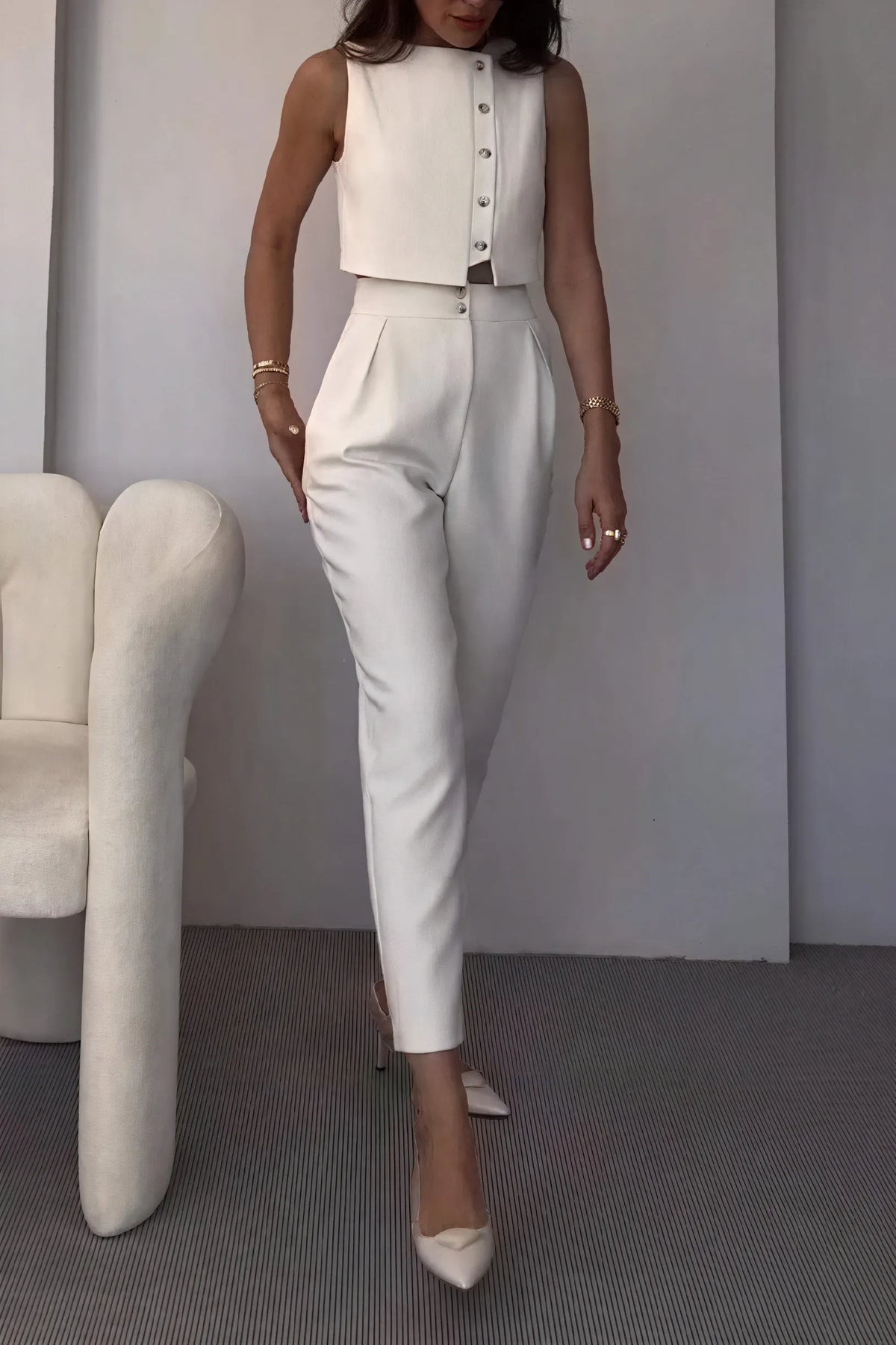 Minimalistischer Hosenanzug mit Cropped Top
