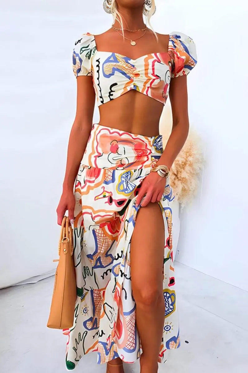 Sommerliches Ensemble mit abstraktem Print