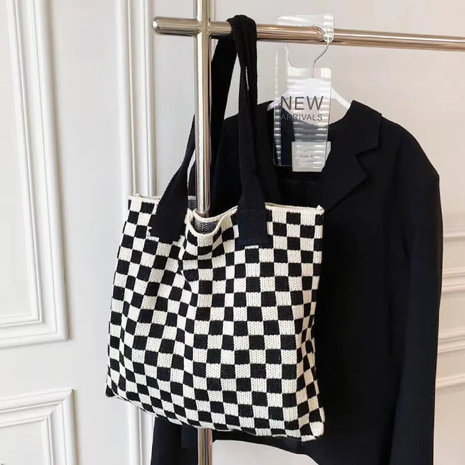 Strick-Tragetasche im Retro-Karo-Look