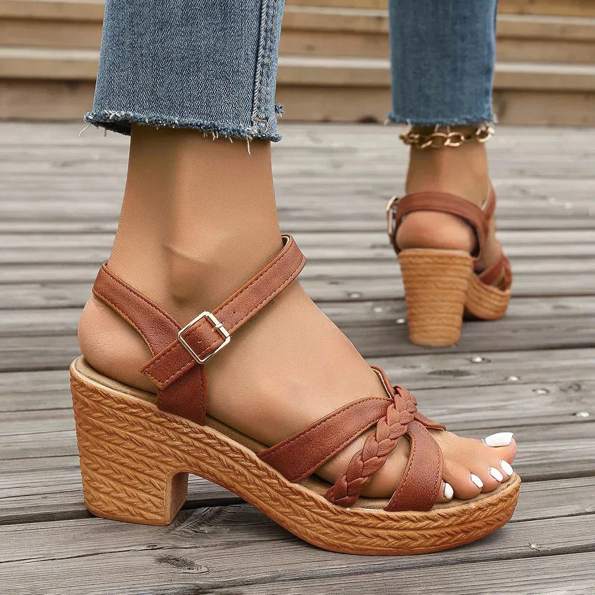 Wedge Sandalen mit geflochtenem Detail