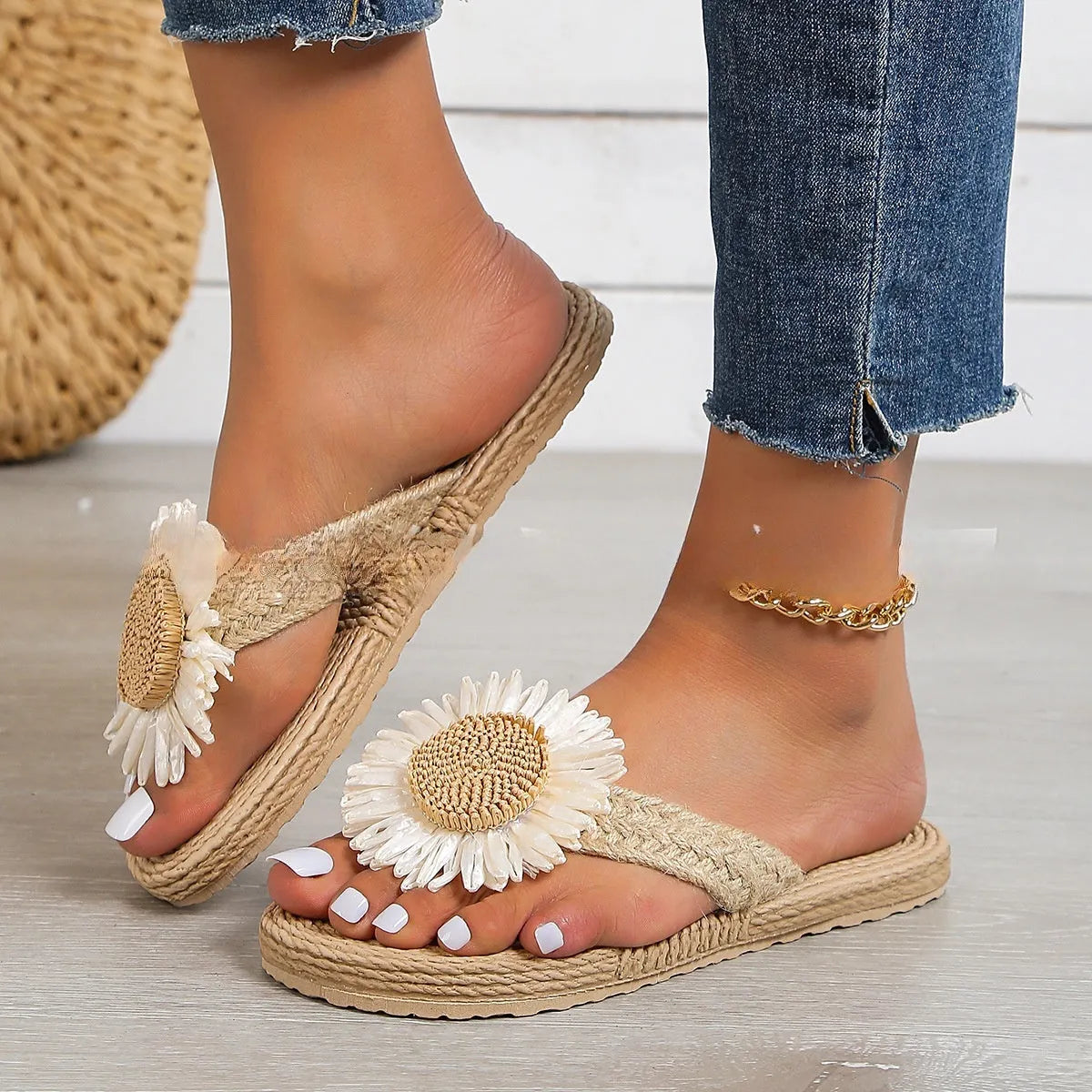 Flat sandals with floral decoration