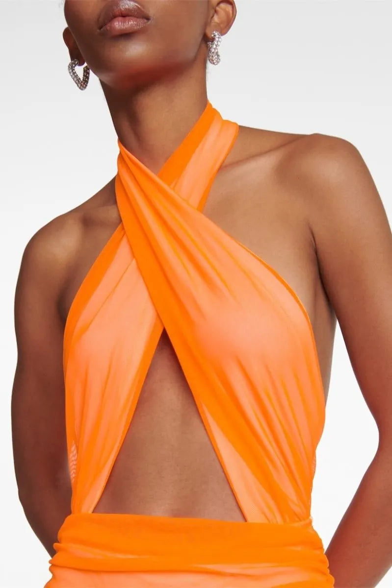 FlieÃŸendes Kleid mit Halterkragen