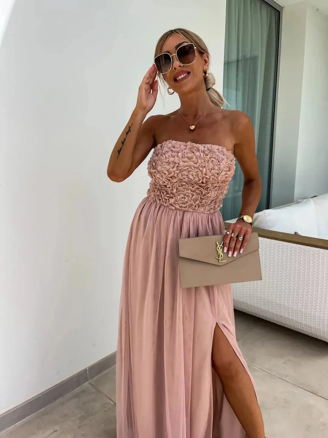 YVONNE | Strapless Maxi Jurk Met 3D Bloemenbuste En Split – Elegant, Romantisch, Vrouwelijk