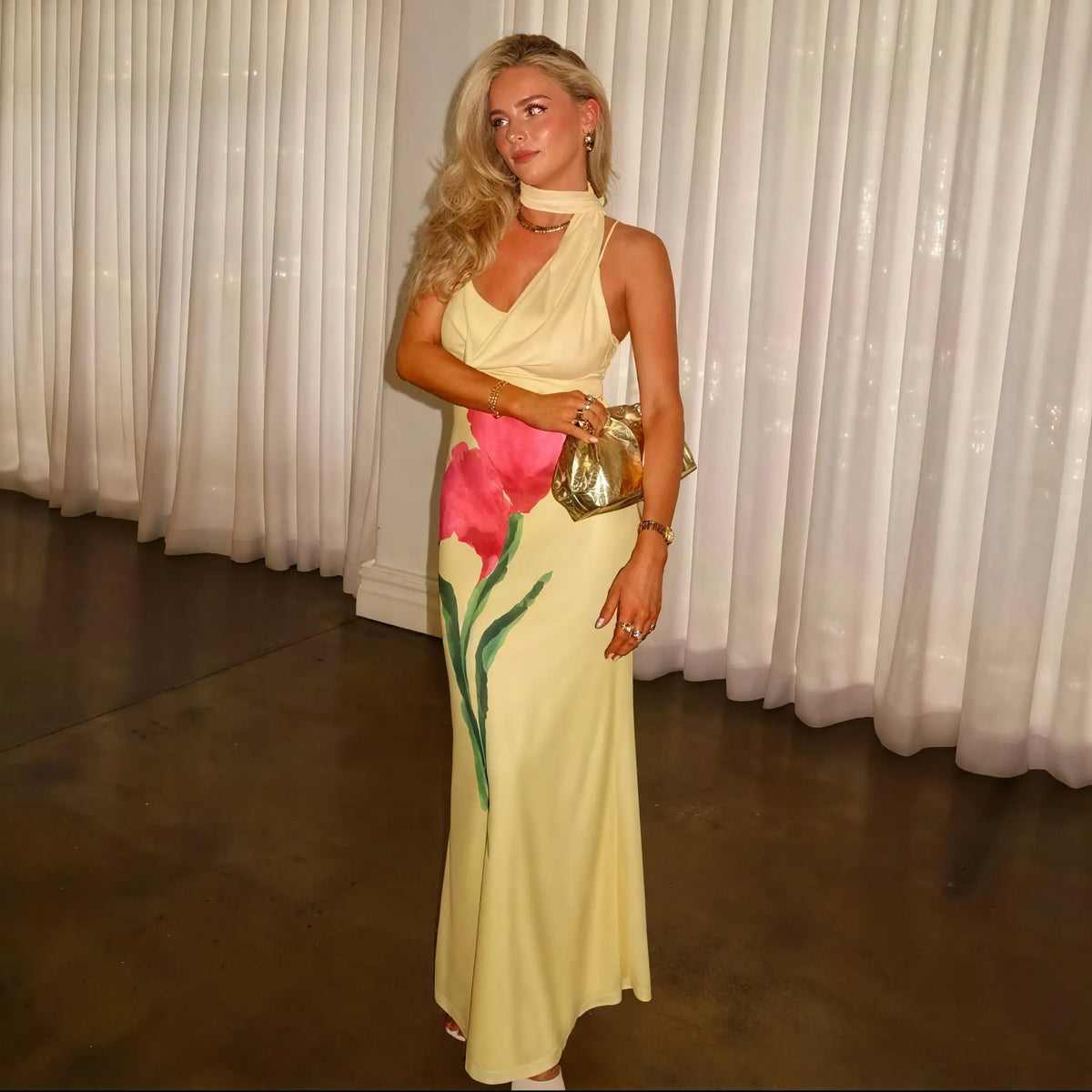 Gelbes Blumen Maxi-Kleid – Neckholder-Design