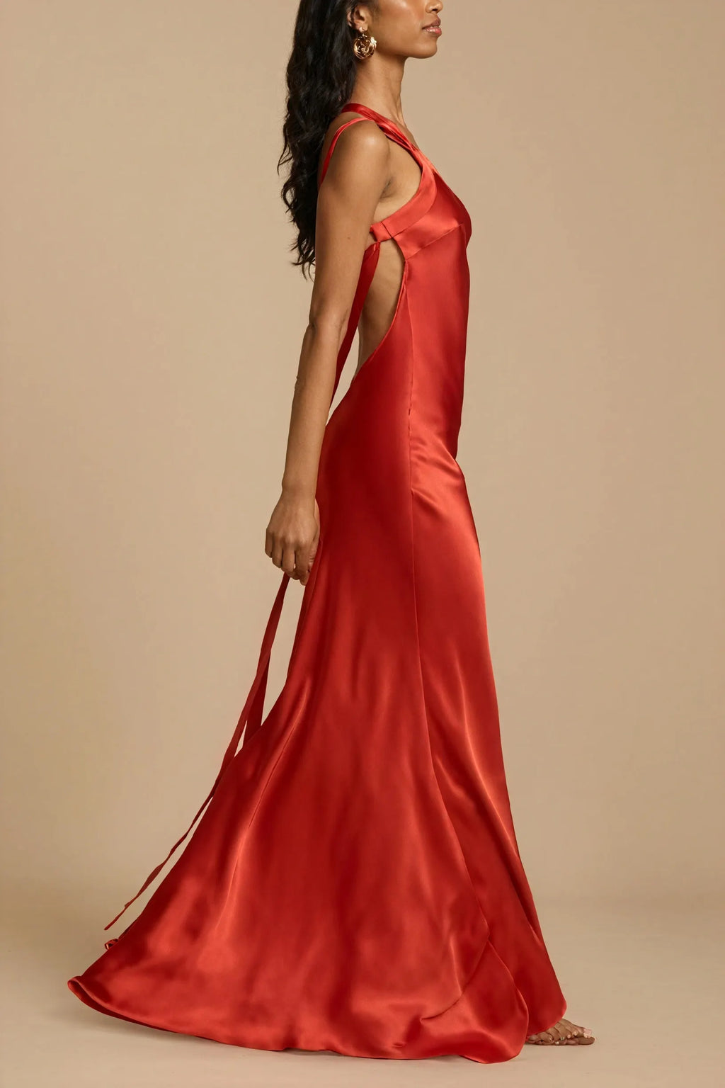 Fließendes Abendkleid mit asymmetrischem Schnitt
