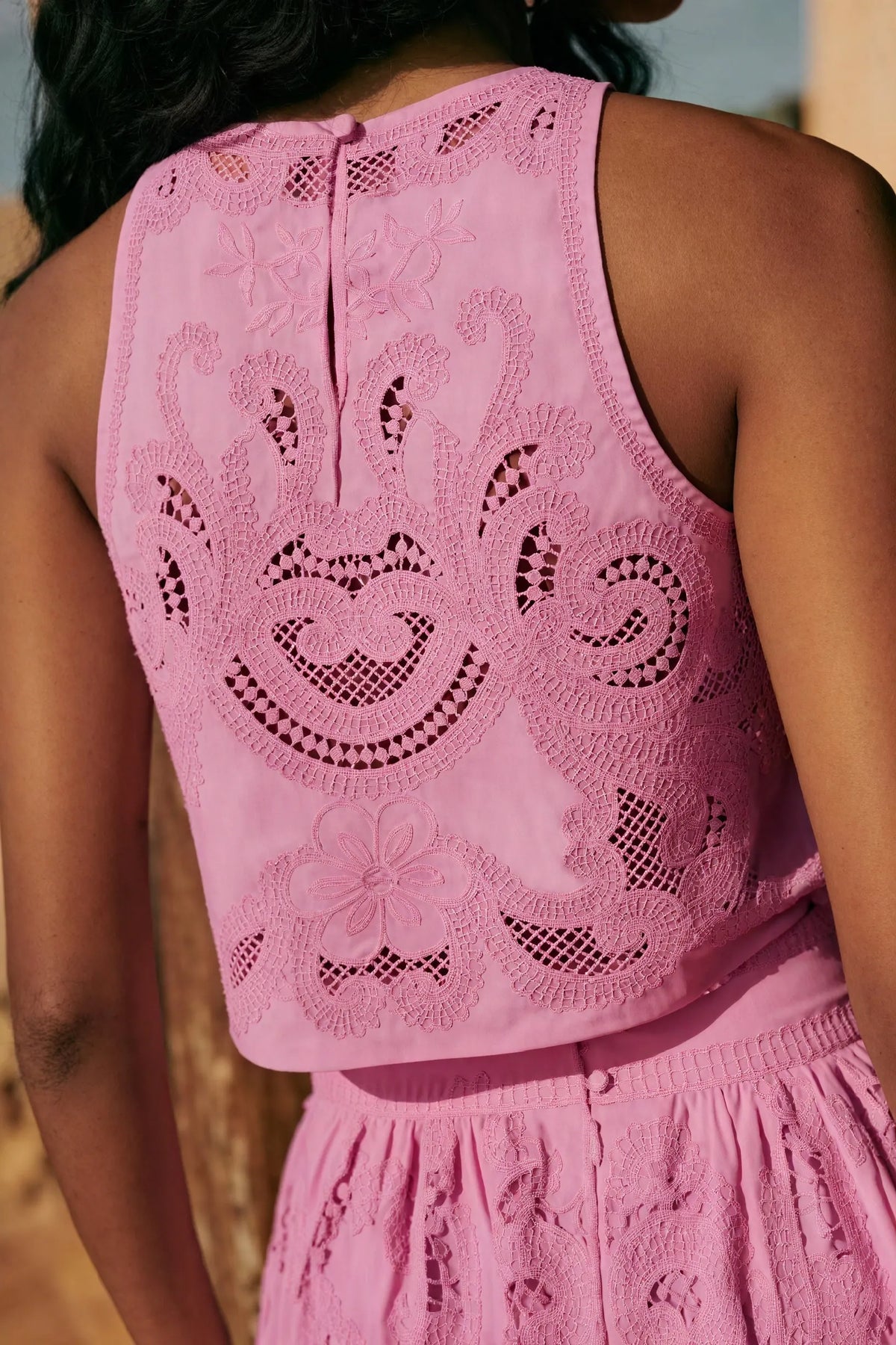 Pinker Zweiteiler – Laser Cut Crop Top & Rock mit Schlitz