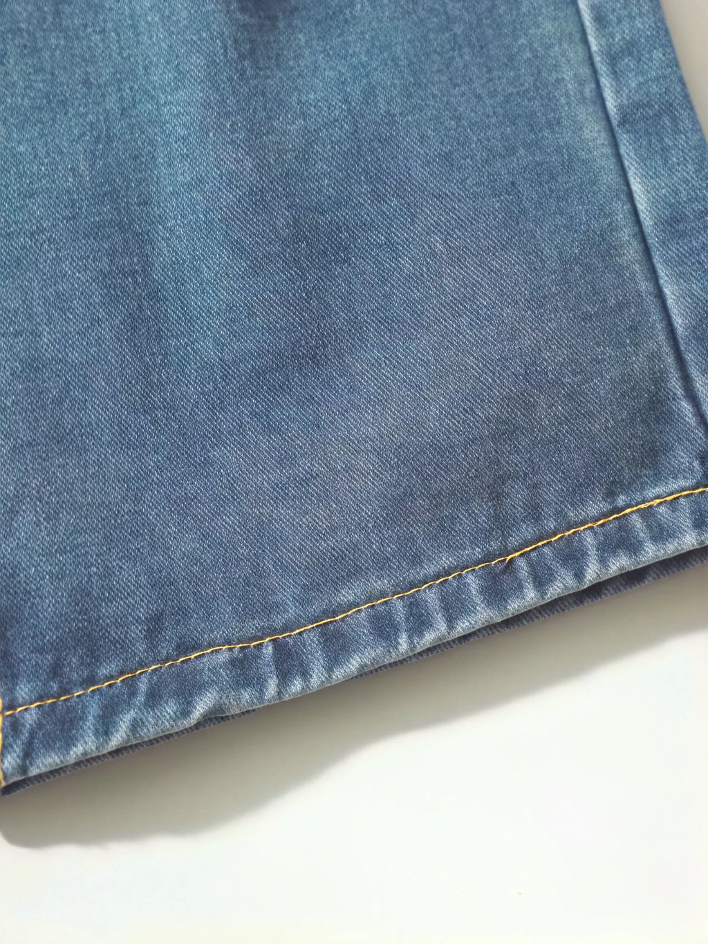 Loose Fit Jeans – Hellblau mit Knopfleiste & Umschlag