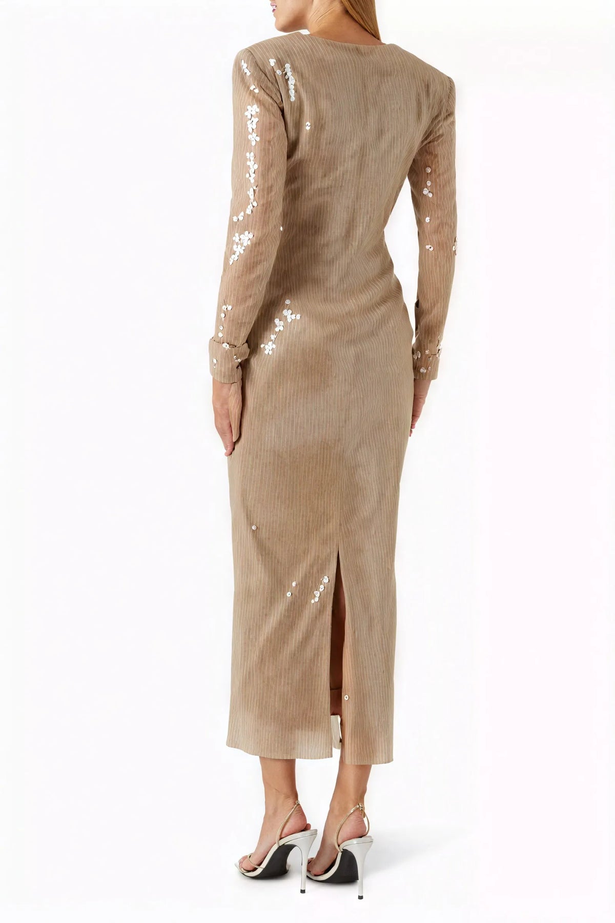Glanzvolles Abendkleid mit floralen Details