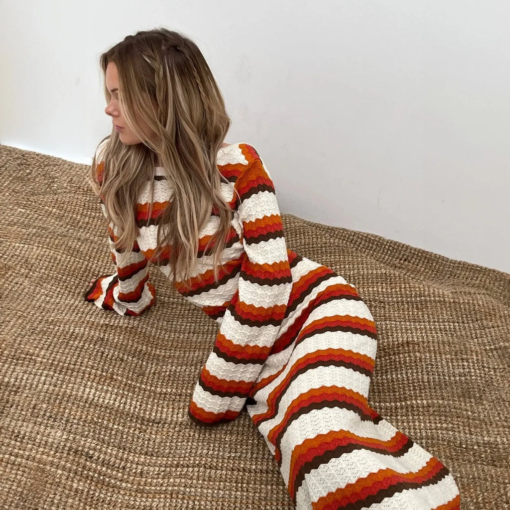 Gestreiftes Maxi-Strickkleid mit ausgestellten Ärmeln