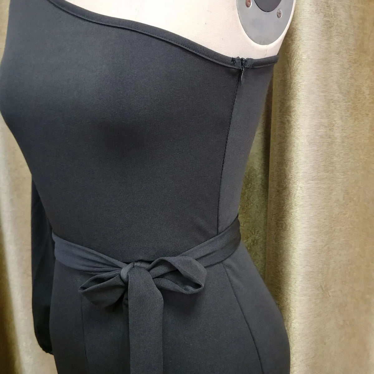 Asymmetrischer Ein-Schulter-Overall