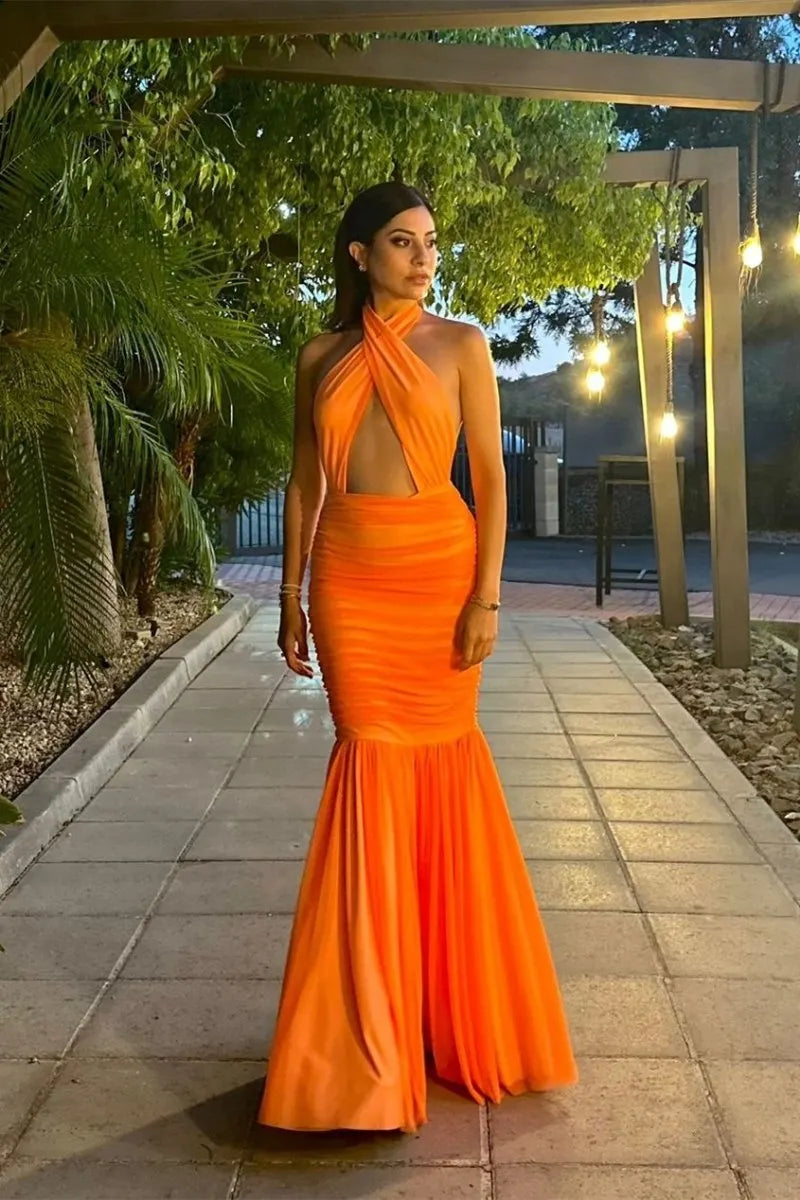 FlieÃŸendes Kleid mit Halterkragen