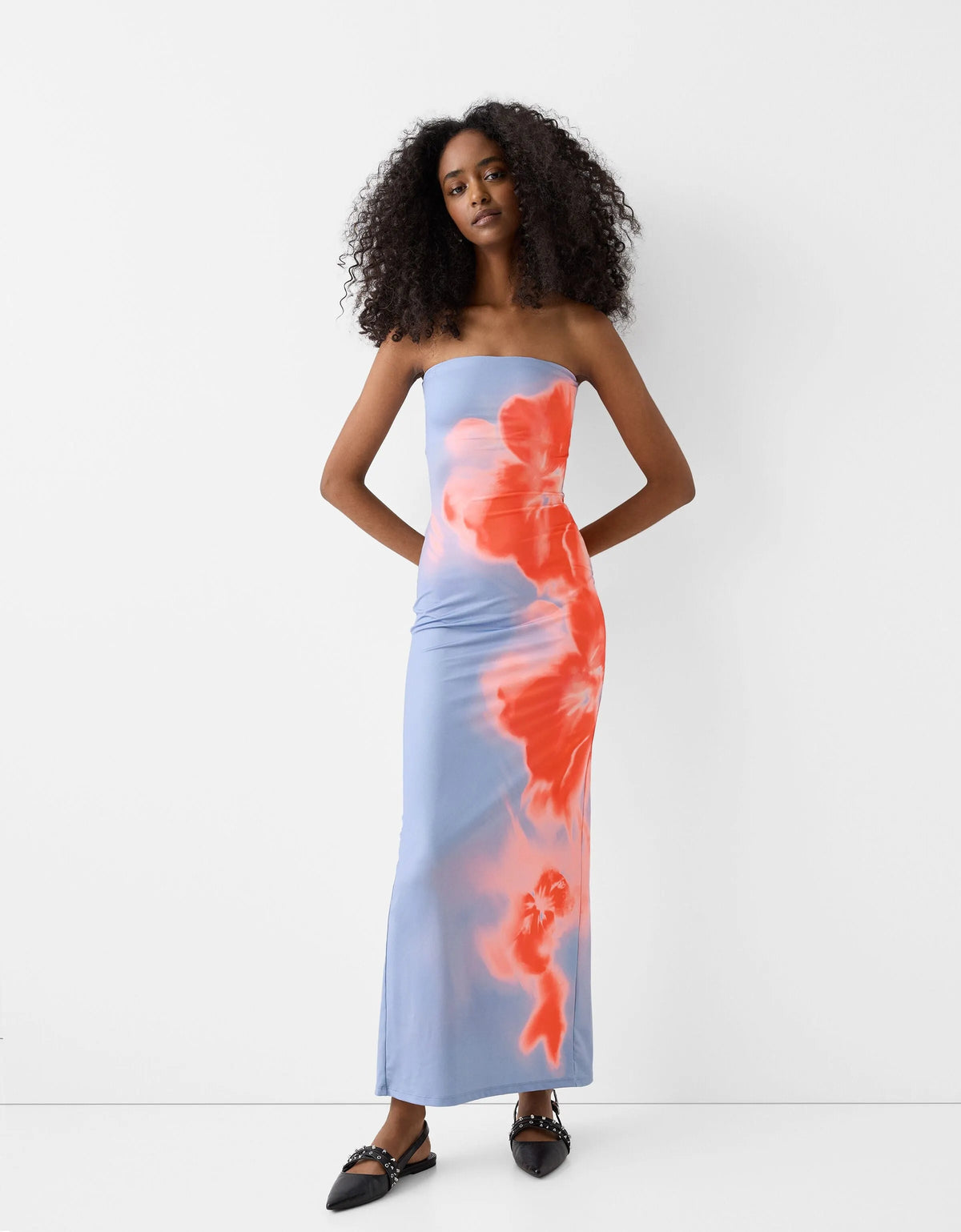 Figurbetontes, trägerloses Midi-Kleid