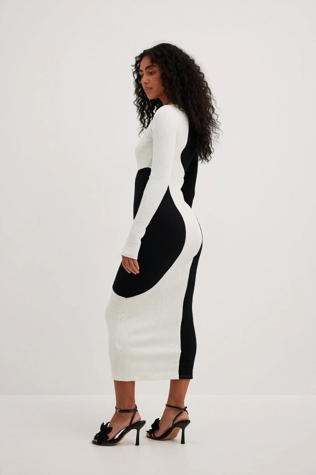 Asymmetrisches Strick-Midikleid