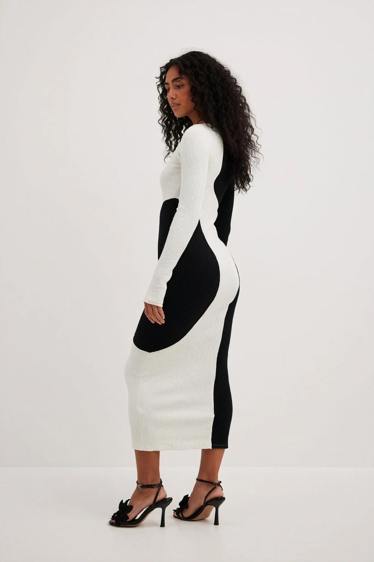 Asymmetrisches Strick-Midikleid