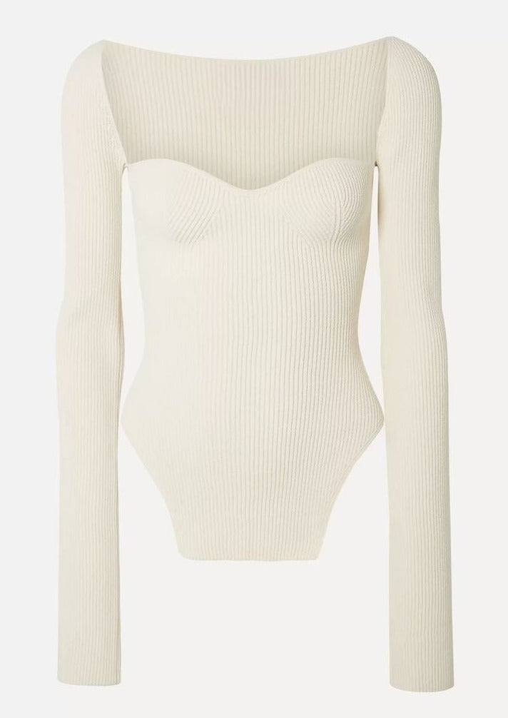 Figurbetontes Rippstrick-Top mit asymmetrischem Saum