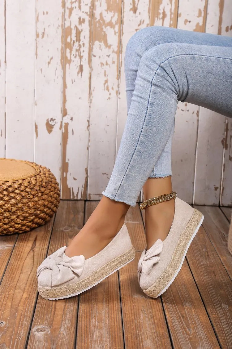 Platform shoes with a bow