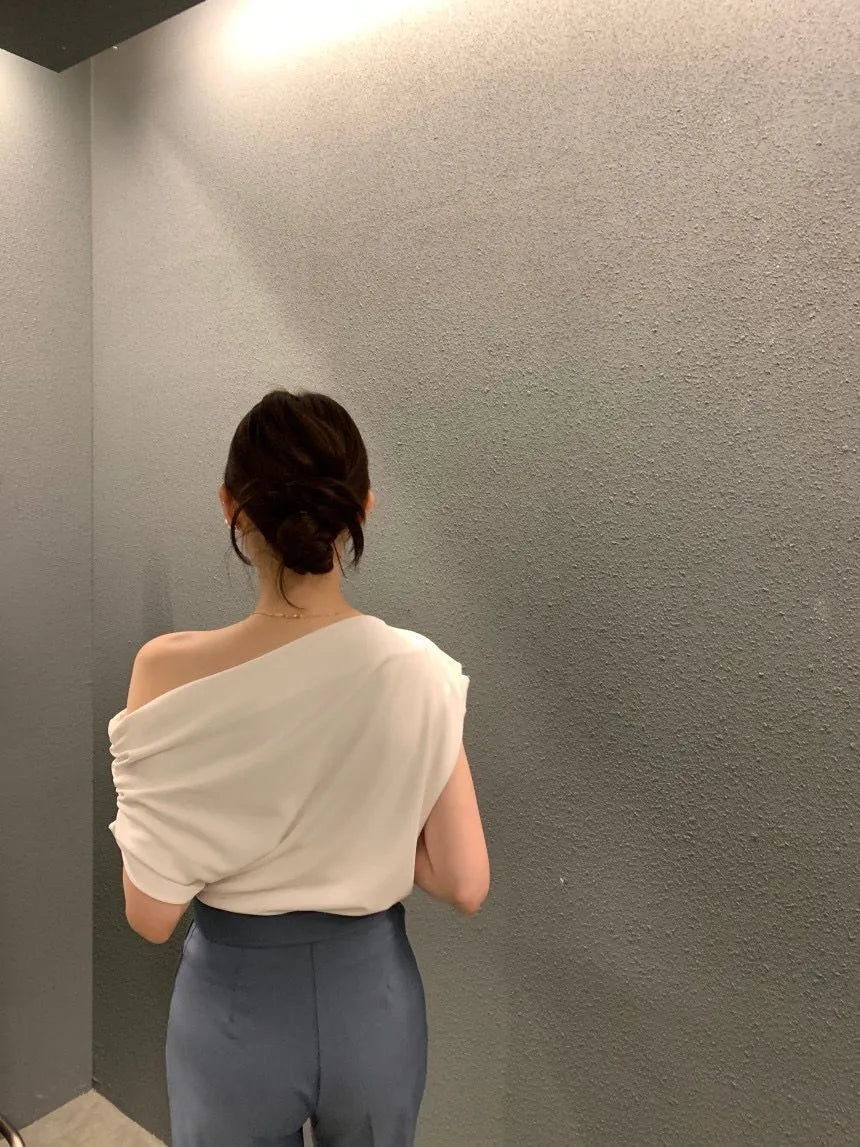 Short-sleeved top with irregular shoulders