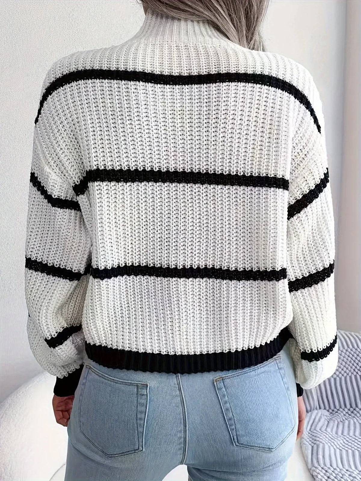 Gestreifter Rollkragenpullover – Weiß mit Rippdetails