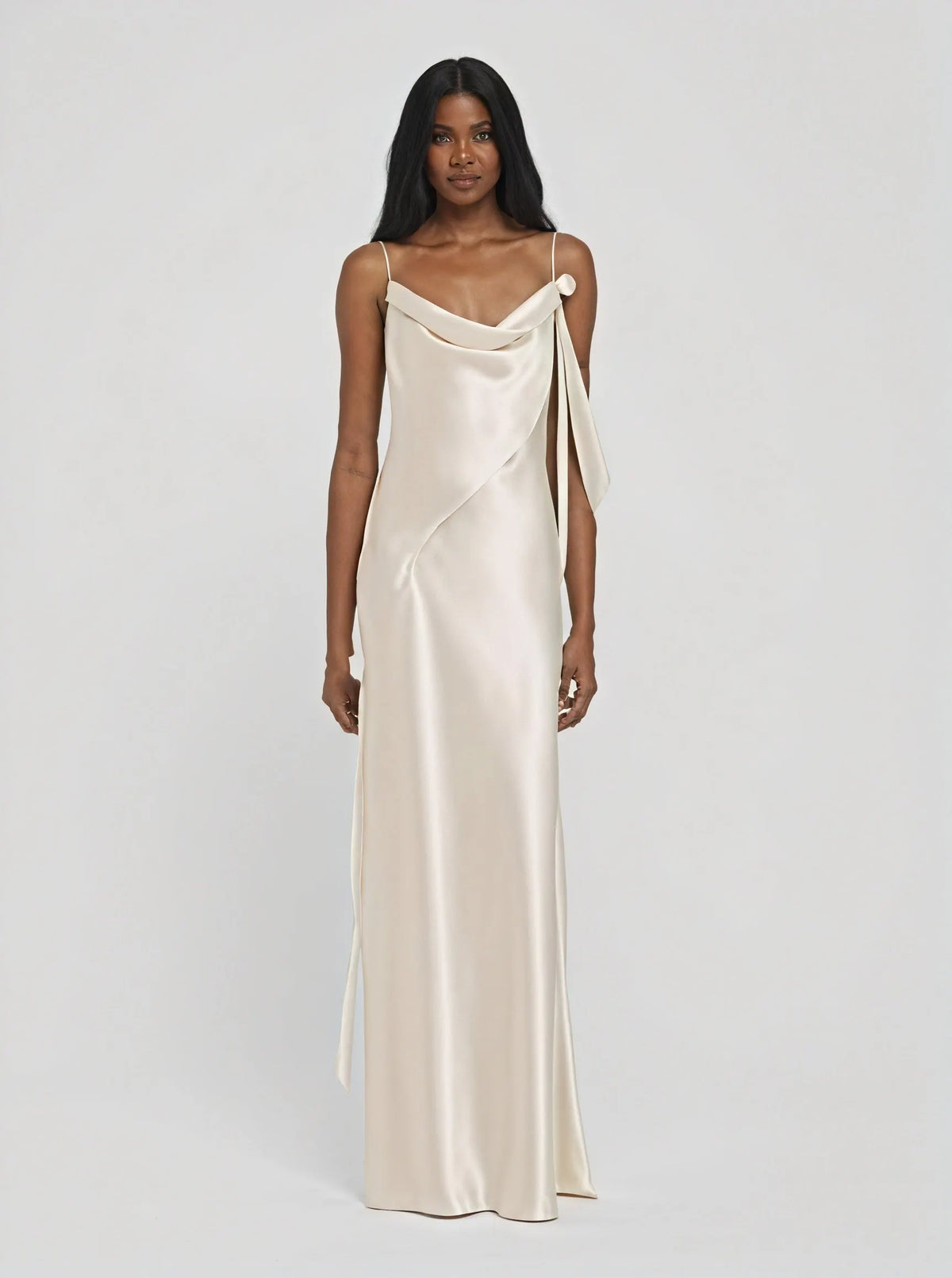 Satin Maxikleid – Wasserfallausschnitt, Spaghettiträger