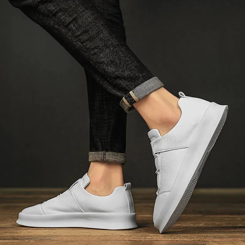 Moderne Leder-Sneaker mit niedrigem Schaft