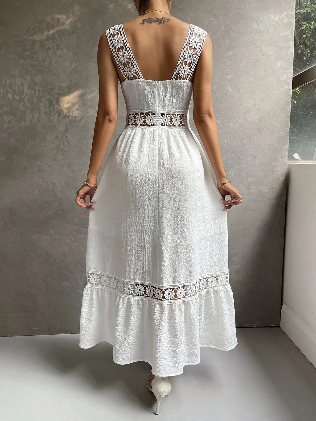 Vestido Branco Longo Aline com Detalhes em Renda