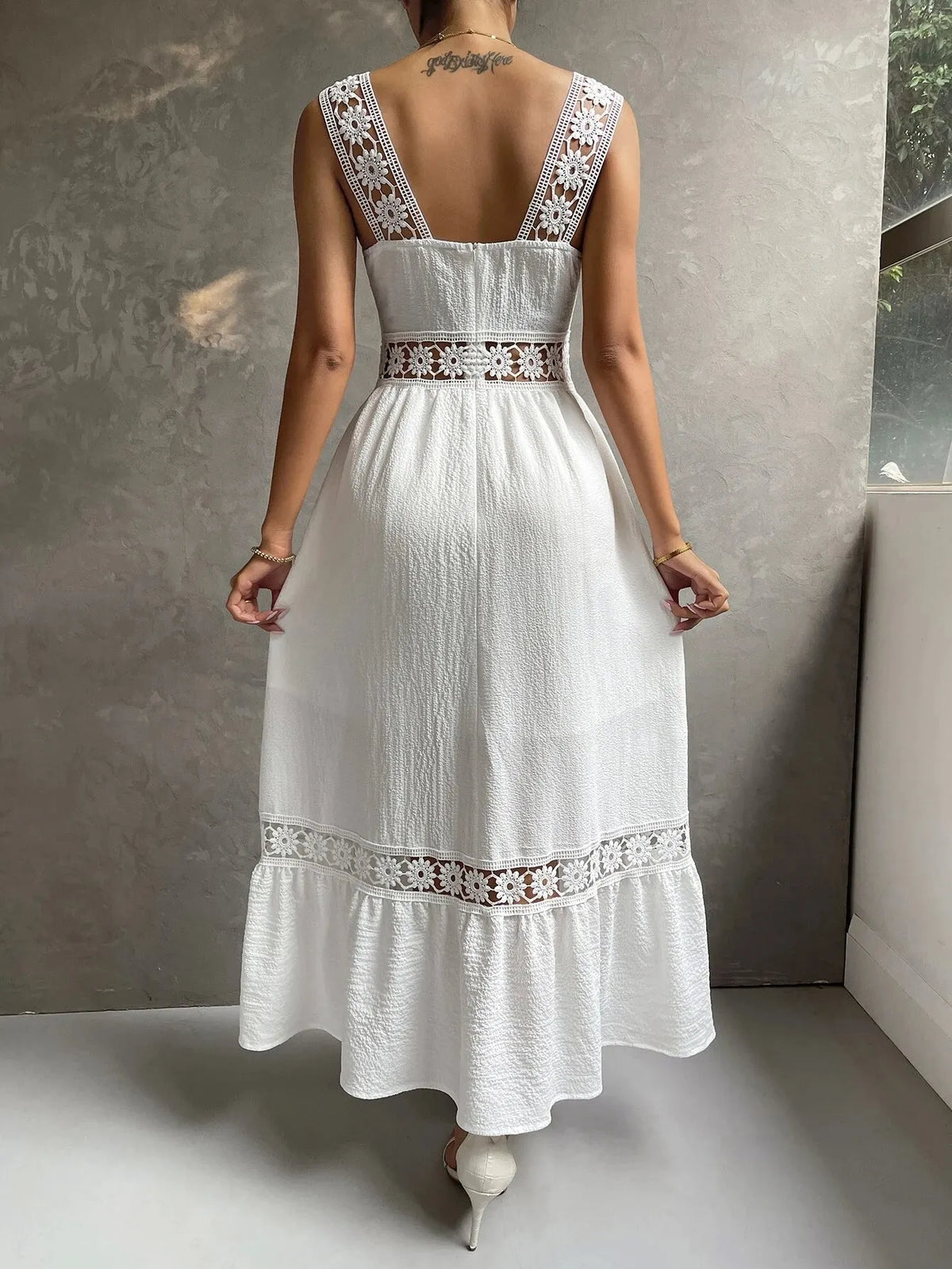 Vestido Branco Longo Aline com Detalhes em Renda
